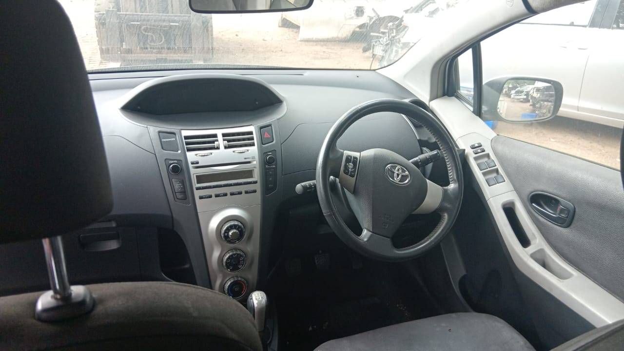 2006 Toyota YARIS view 3