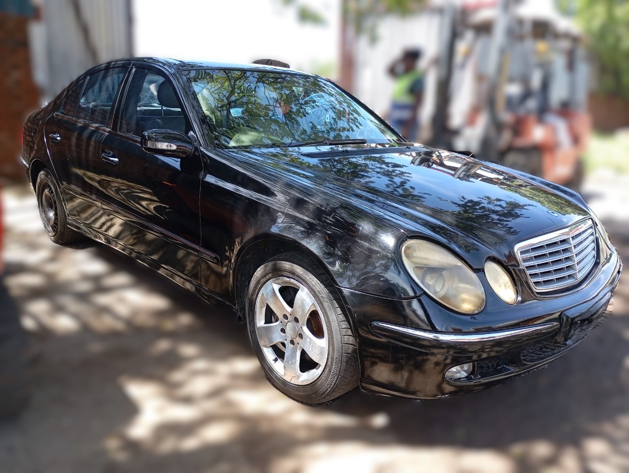 2003 Mercedes-Benz e320 view 6