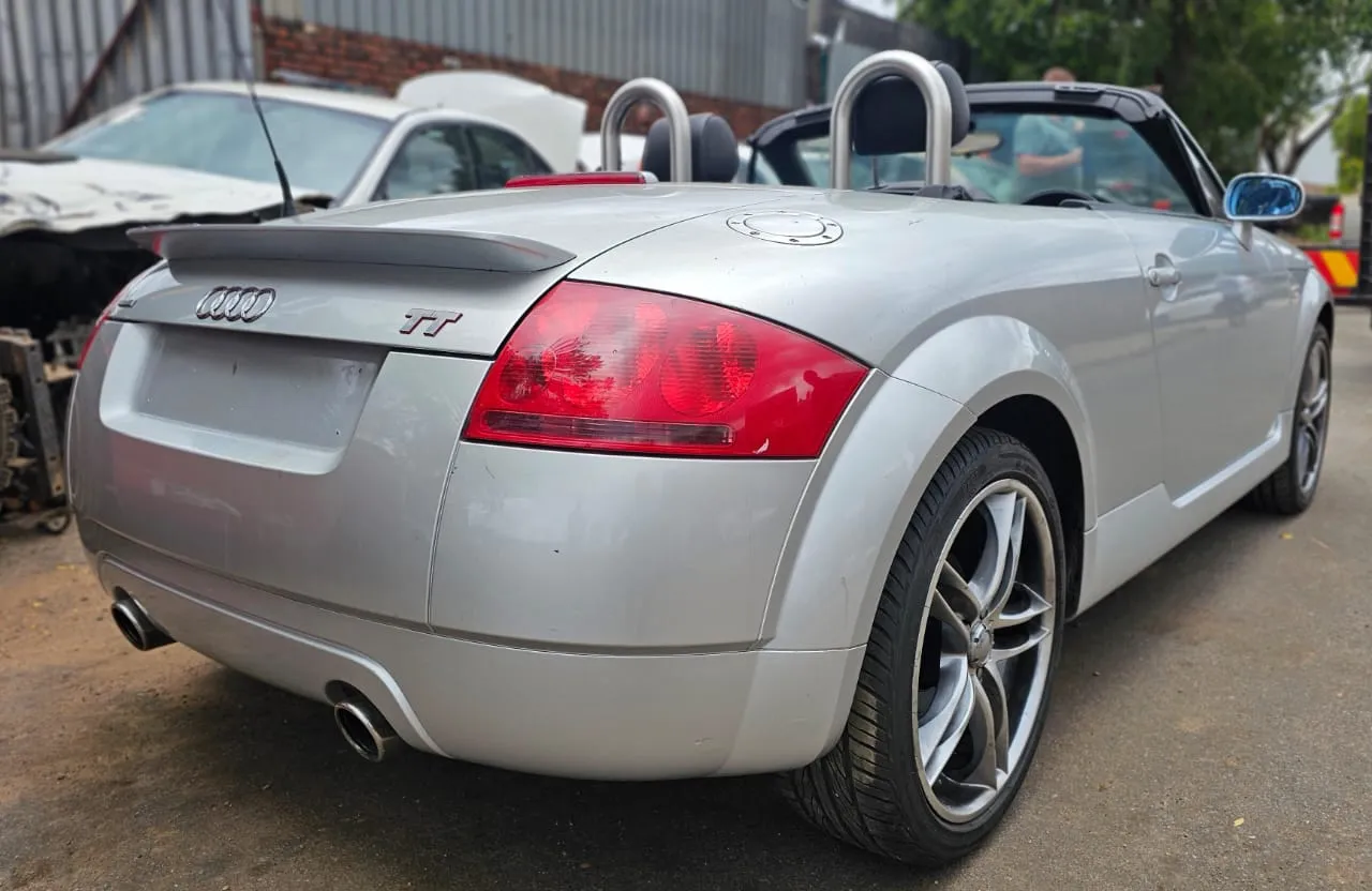 2001 Audi TT view 4