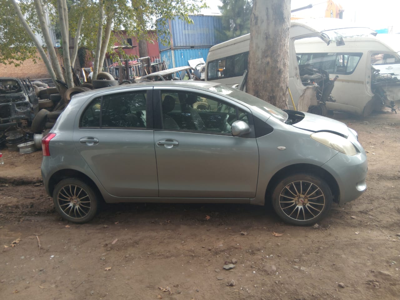 2006 Toyota YARIS view 4