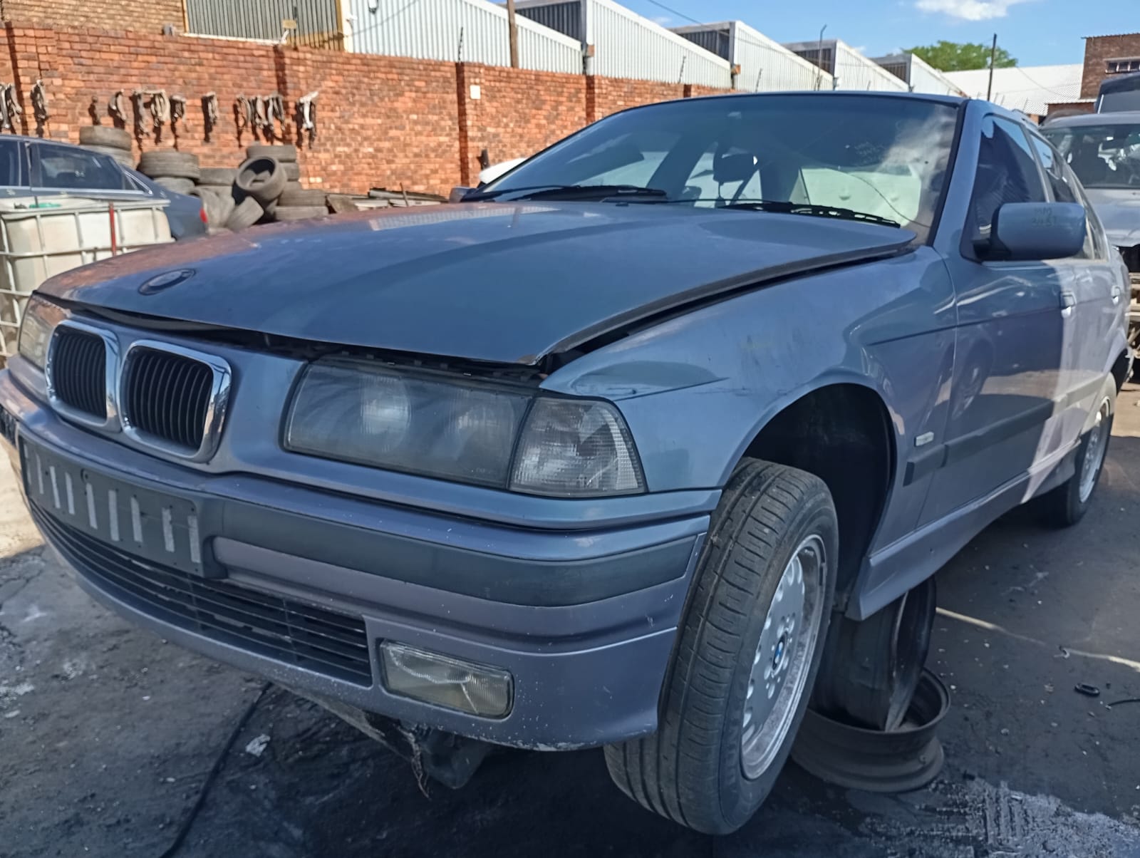 1998 BMW 325TDS view 2