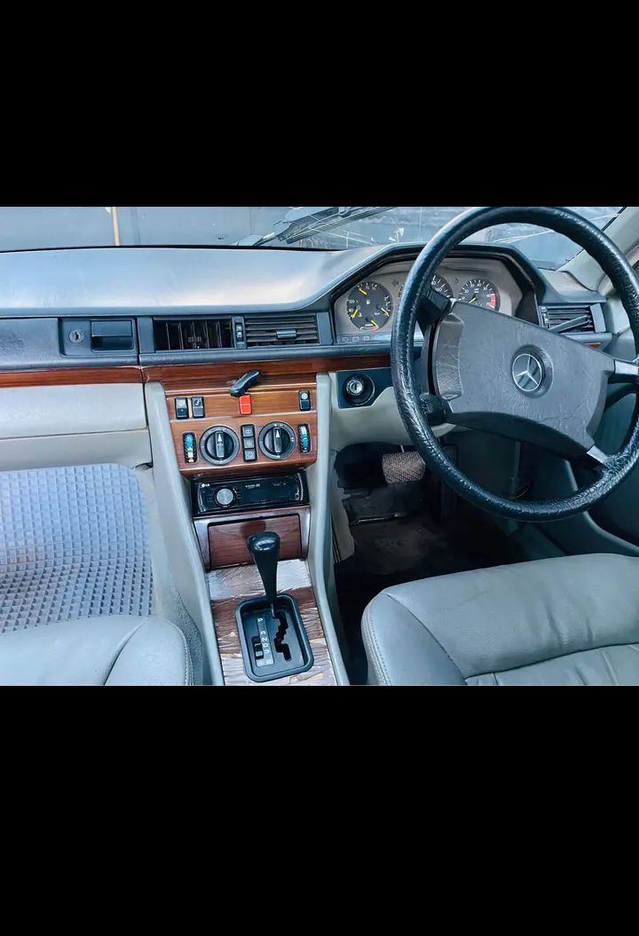 1986 Mercedes-Benz W124 - Photo 2