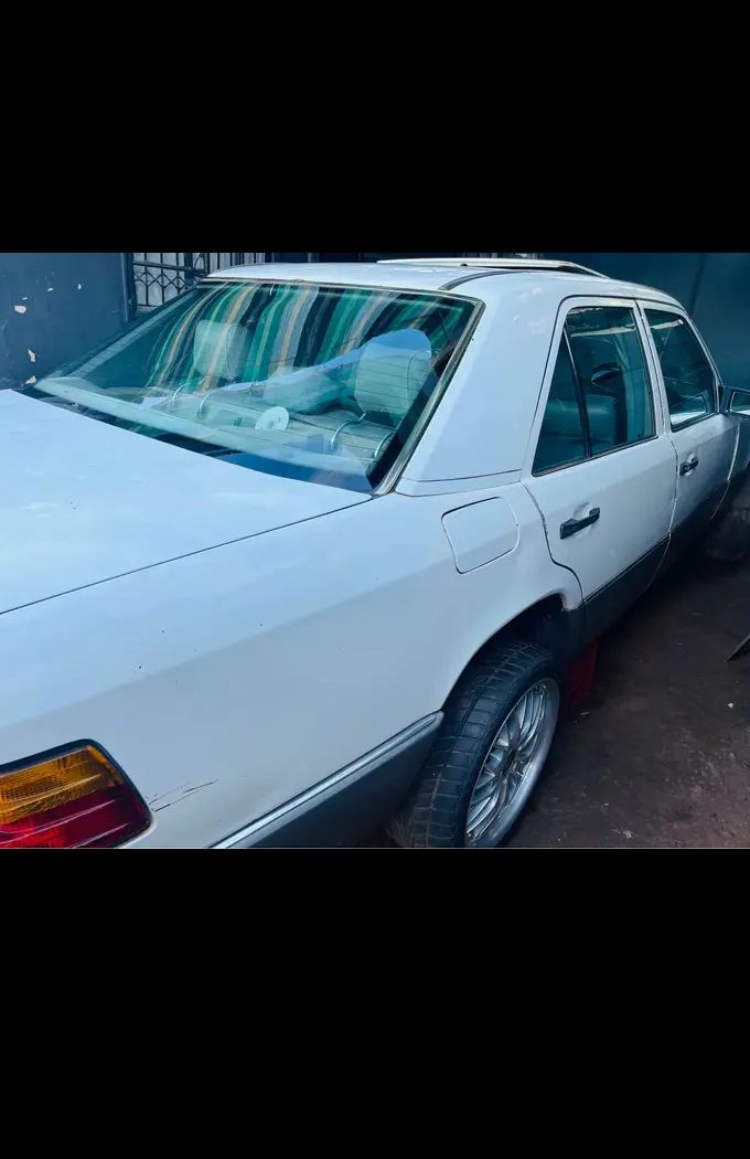 1986 Mercedes-Benz W124 - Photo 4