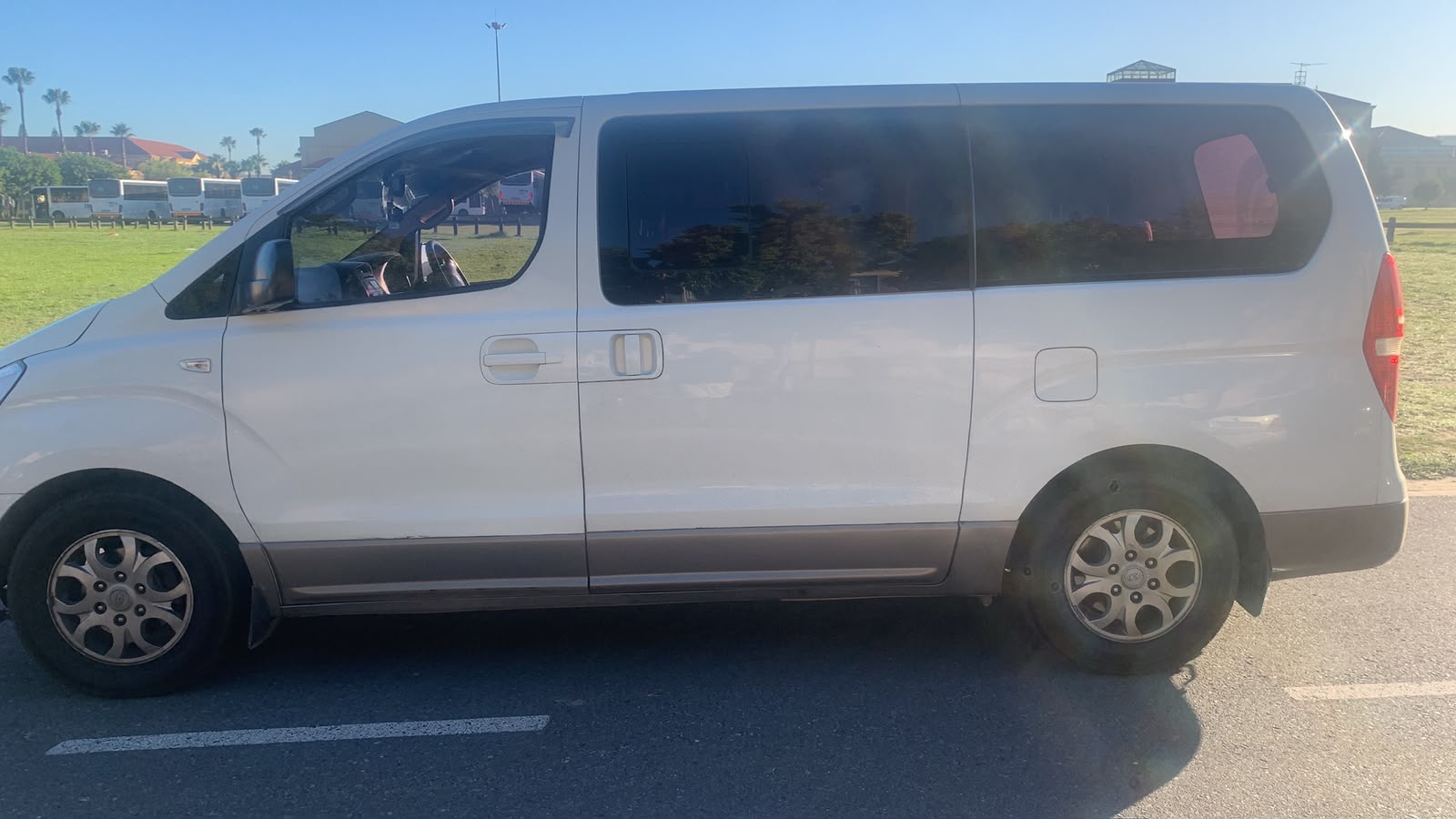 2012 Hyundai H-1 - Photo 2