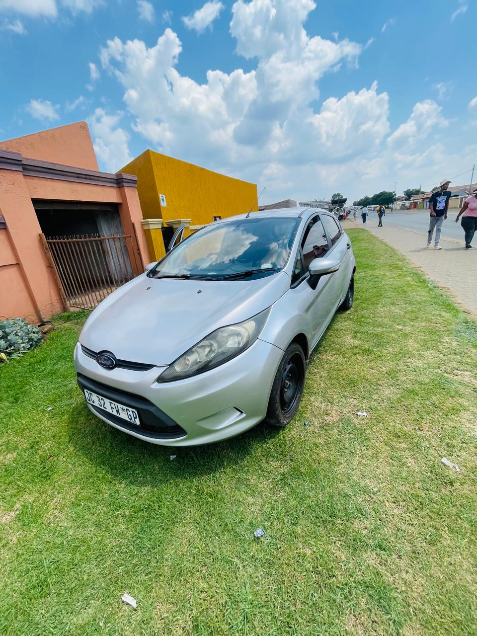 2010 Ford Fiesta - Photo 1