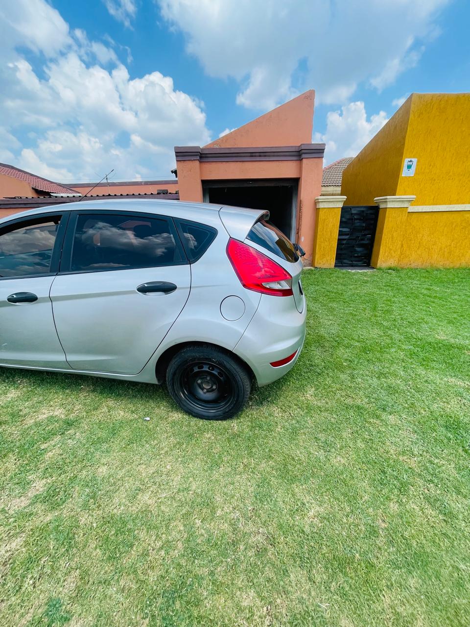 2010 Ford Fiesta - Photo 2