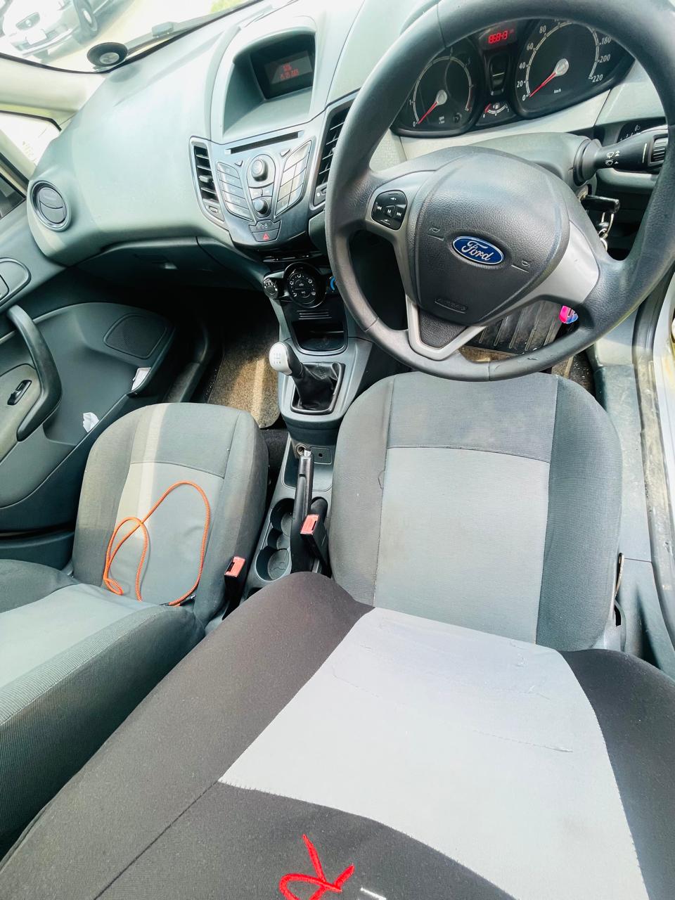 2010 Ford Fiesta - Photo 4
