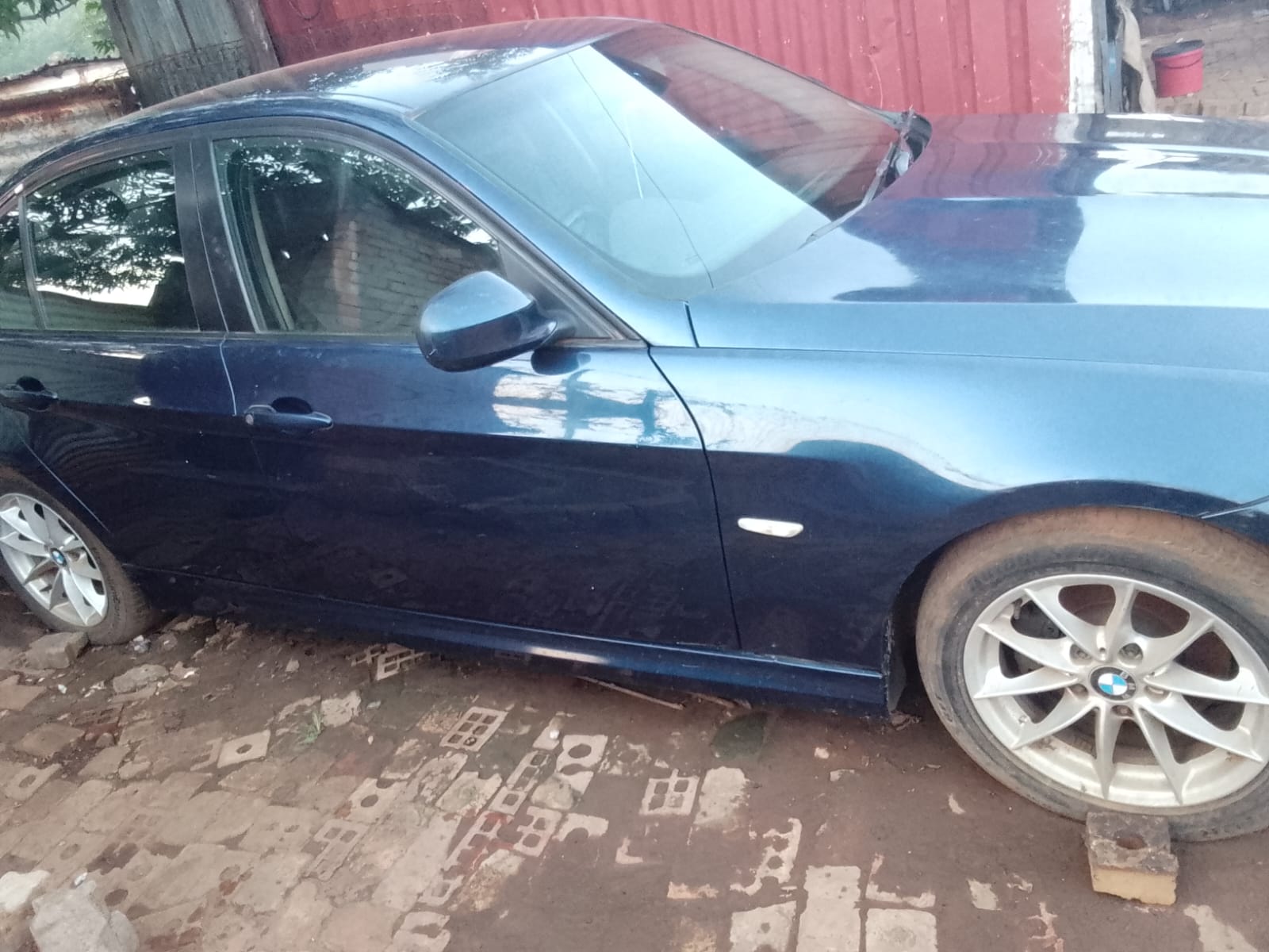 2011 BMW 3 Series - Photo 2