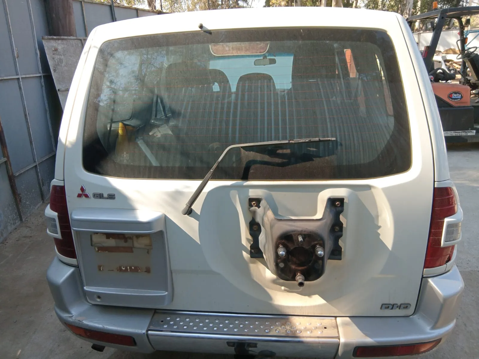 2000 Mitsubishi Pajero view 3