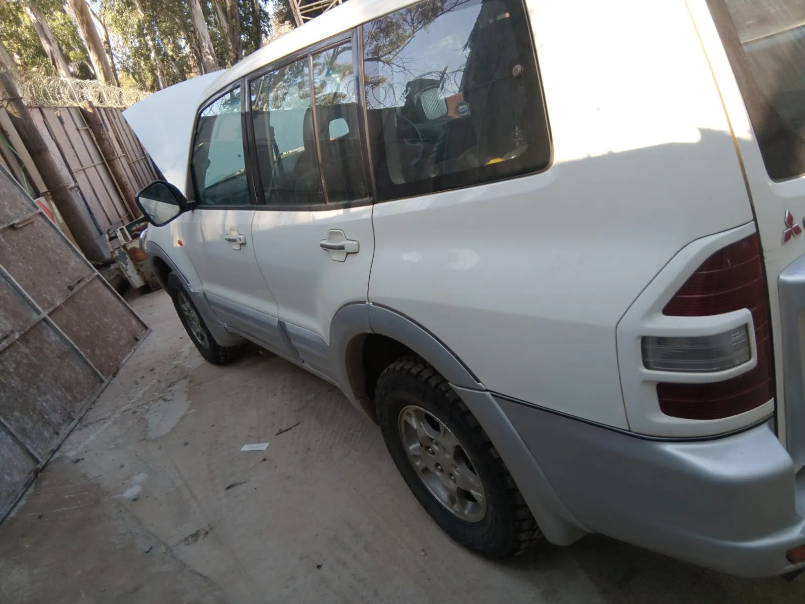 2000 Mitsubishi Pajero view 2
