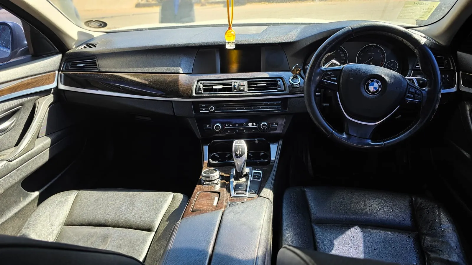 2011 BMW 520i F10 SEDAN view 3