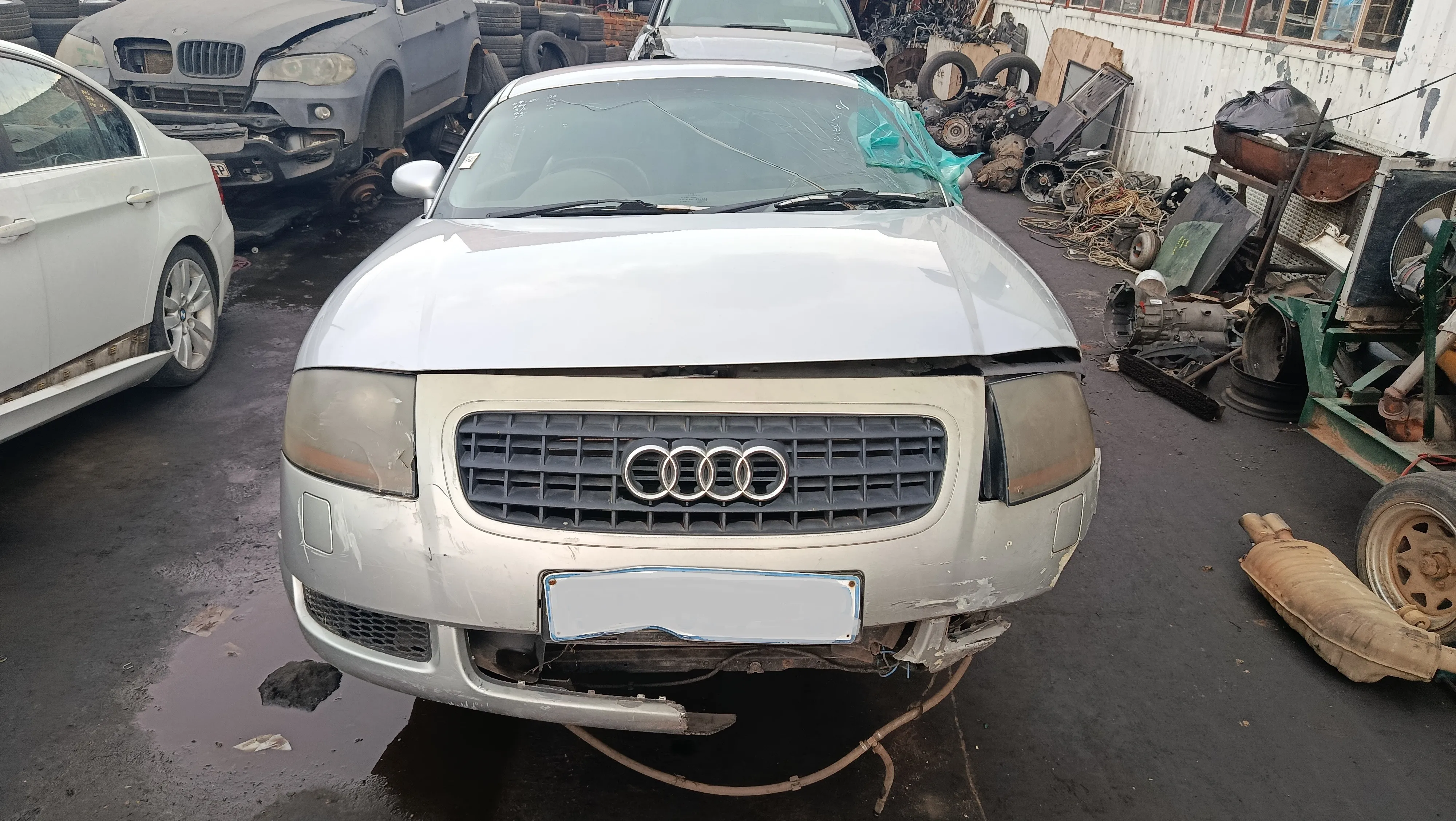 2002 Audi TT AUX view 2
