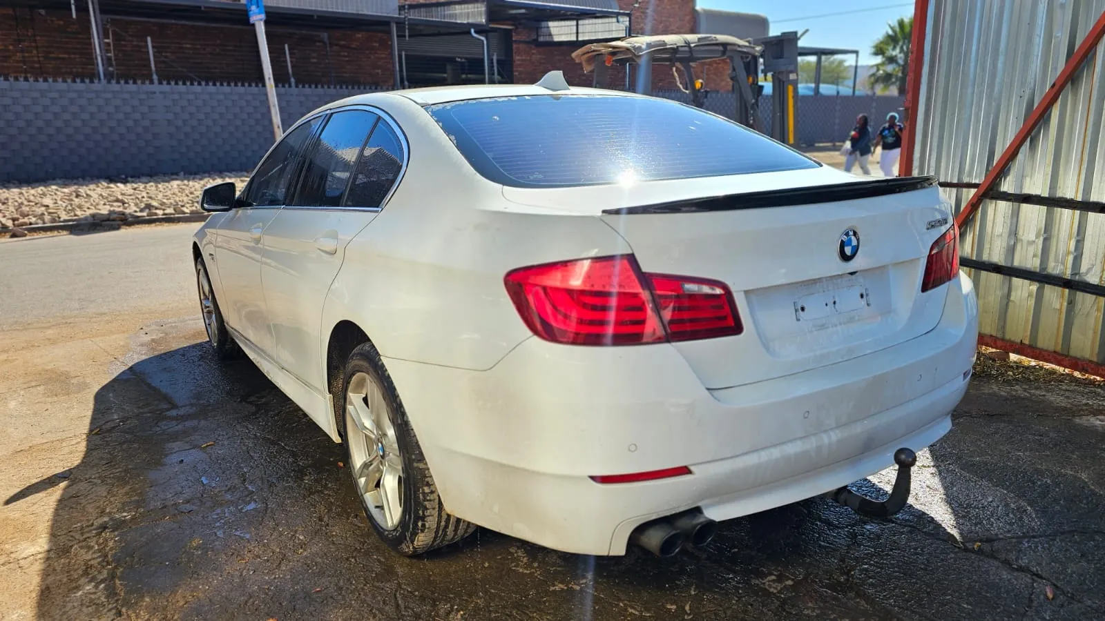2011 BMW 520i F10 SEDAN view 4