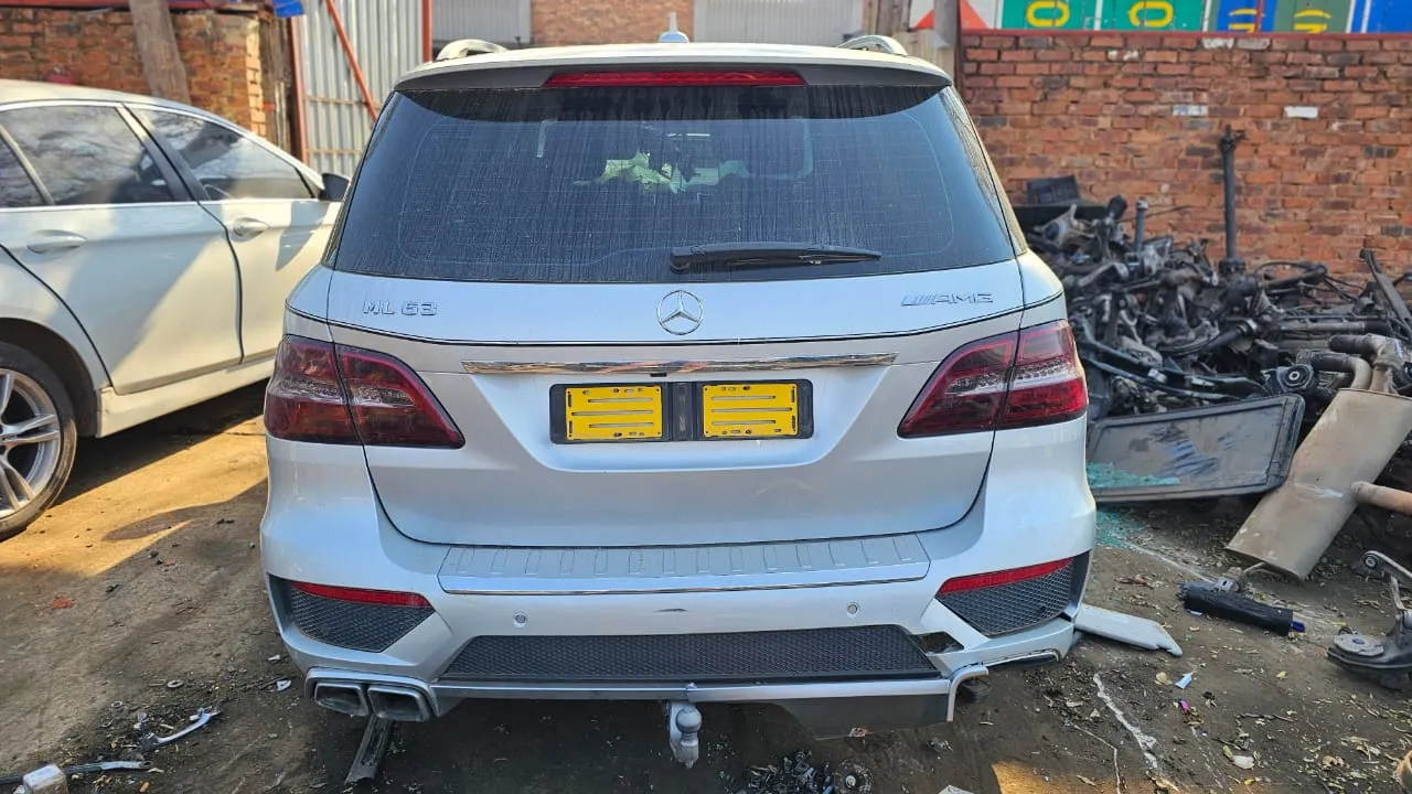 2014 Mercedes-Benz ML63 AMG W166 V8 BITURBO view 8