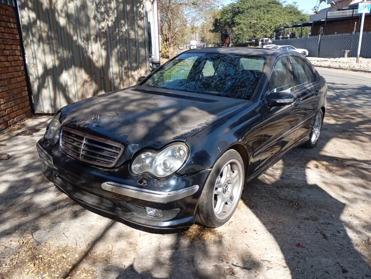 2003 Mercedes-Benz C32 AMG W203 view 4