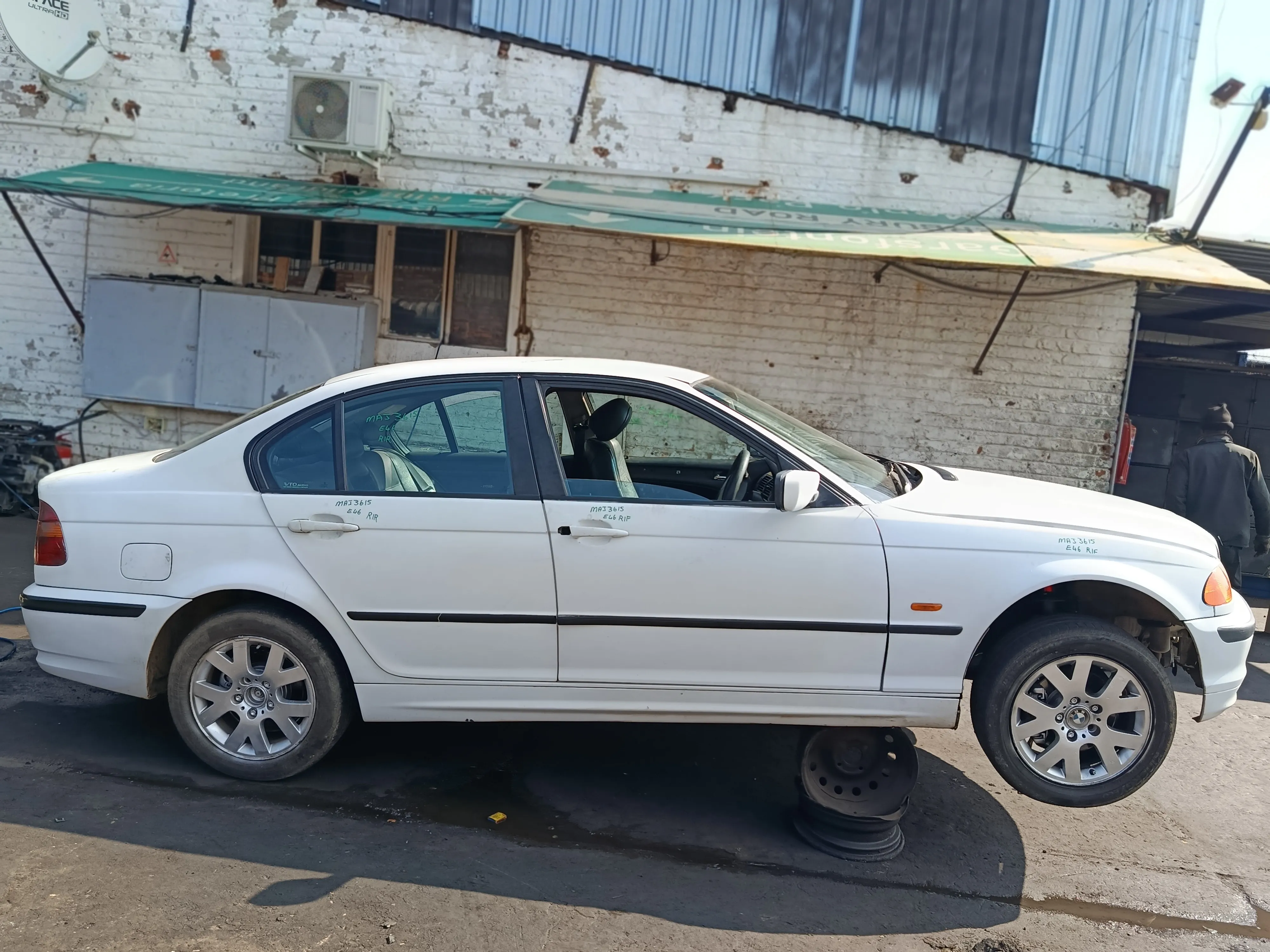 2002 BMW 3 Series N42 view 5