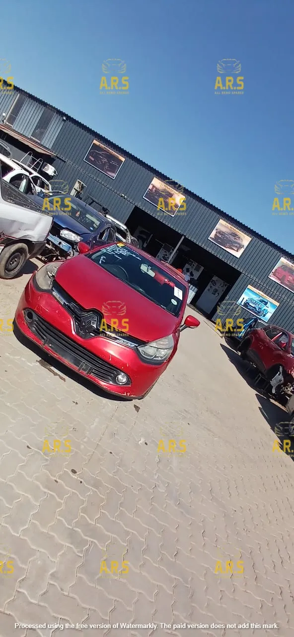 2013 Renault Clio view 3