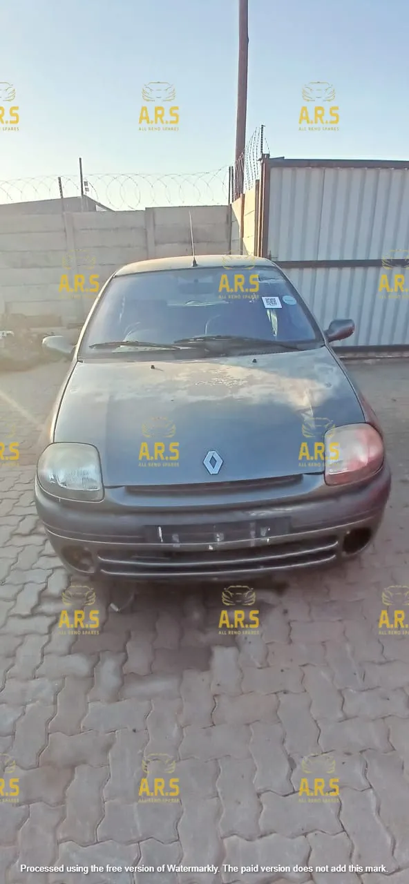 2000 Renault Clio view 2