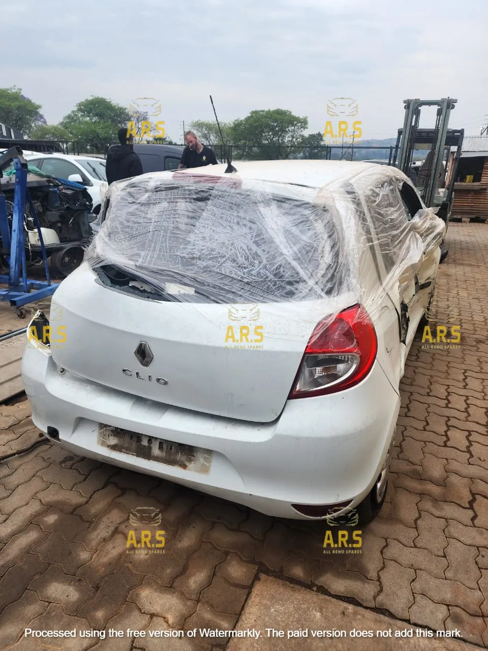 2001 Renault Clio view 3