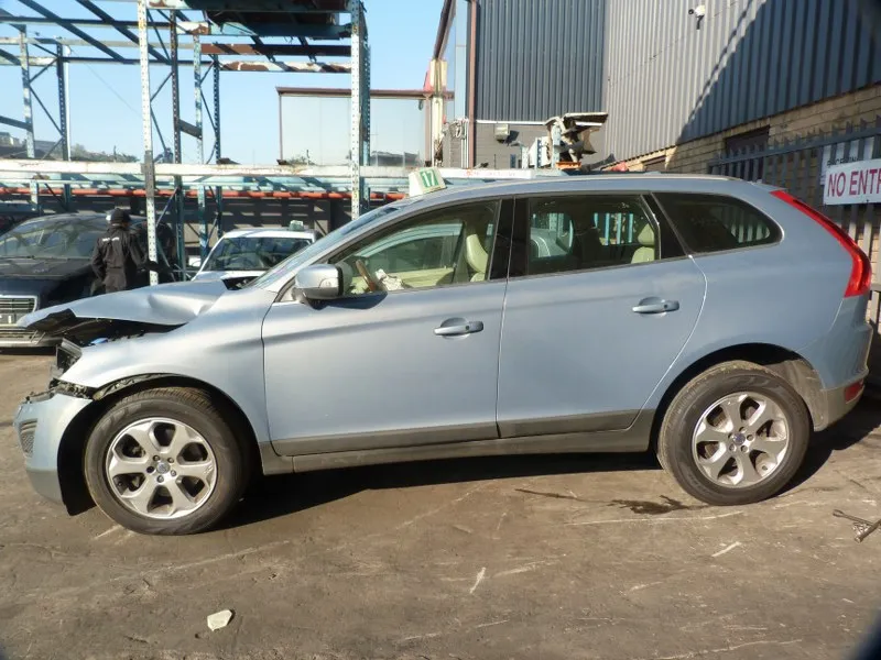 2011 Volvo XC60 view 3