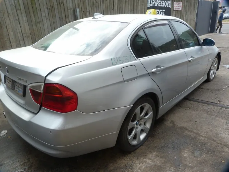 2005 BMW 3 Series view 6