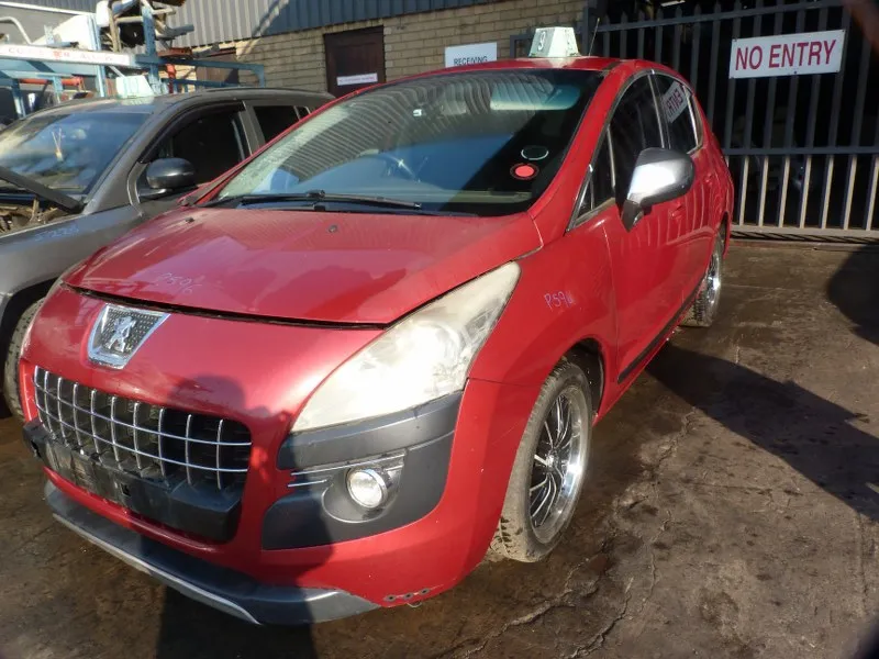2012 Peugeot 3008 view 2