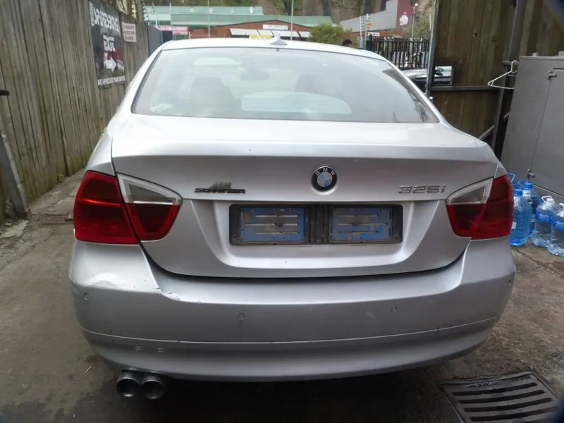 2005 BMW 3 Series view 4