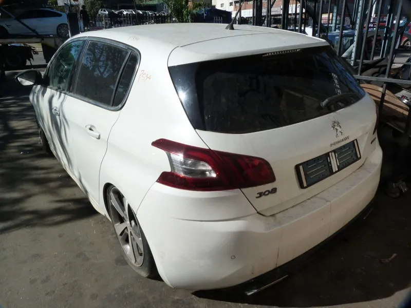 2015 Peugeot 308 view 5