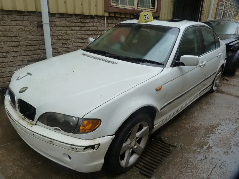2000 BMW 325i 2.5 E46 view 3