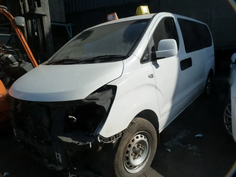 2012 Hyundai H-1 view 2