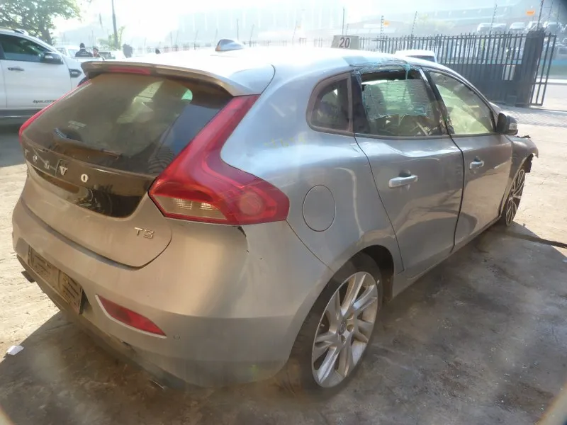 2018 Volvo V40 view 5
