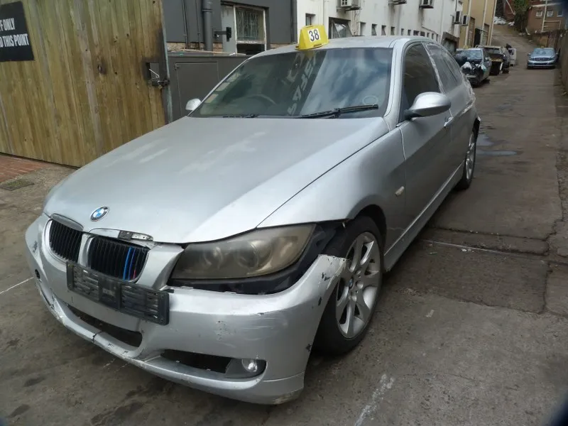 2005 BMW 3 Series view 3