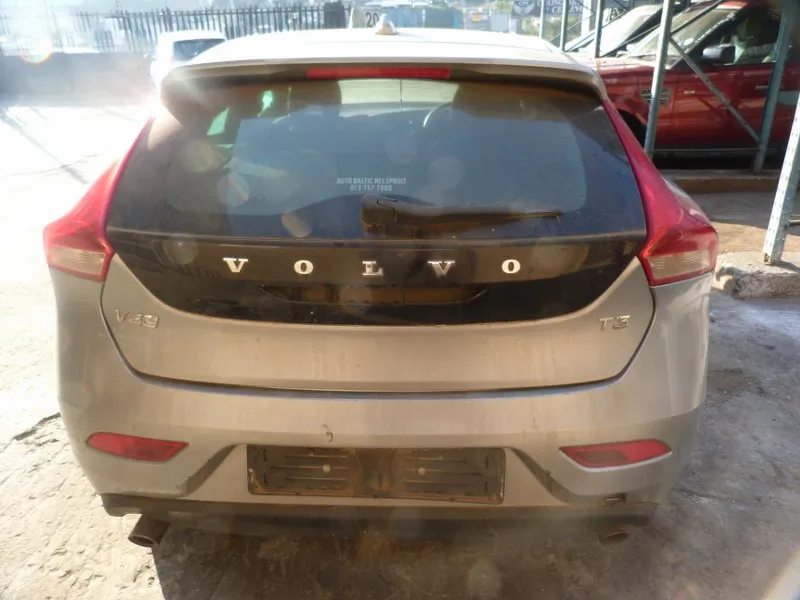 2018 Volvo V40 view 4