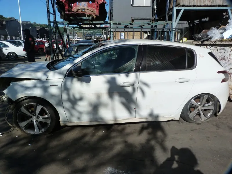 2015 Peugeot 308 view 4
