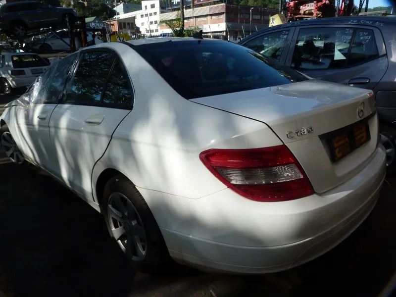 2009 Mercedes-Benz C-Class view 4