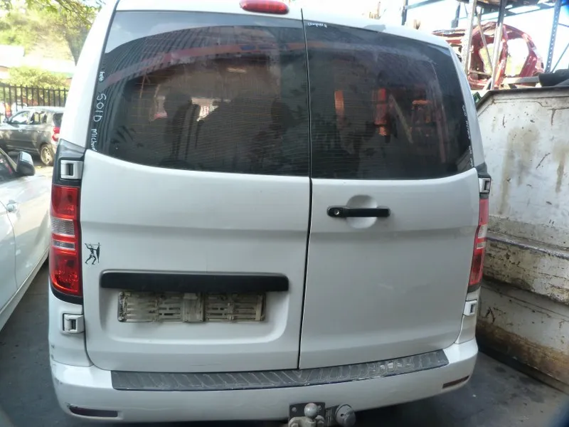 2012 Hyundai H-1 view 4
