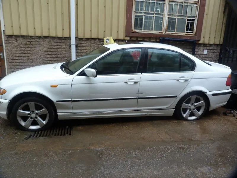 2000 BMW 325i 2.5 E46 view 4