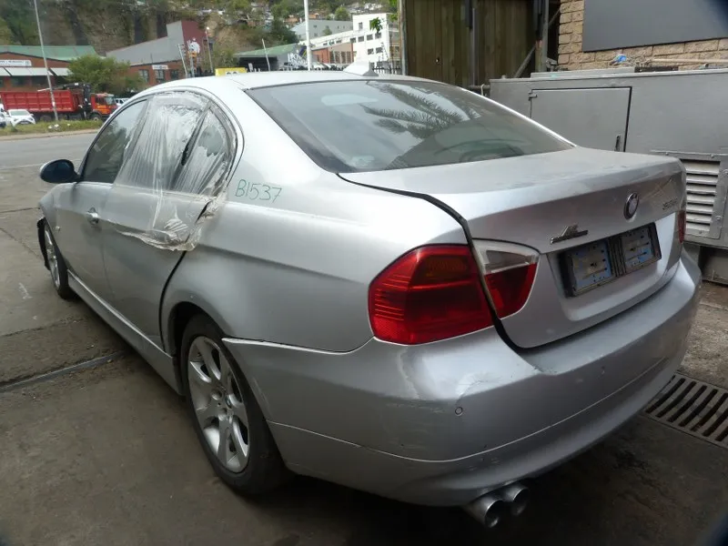 2005 BMW 3 Series view 5