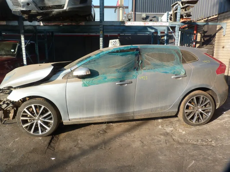 2018 Volvo V40 view 3