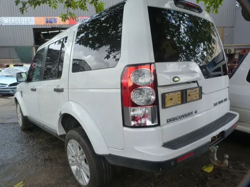 2010 Land Rover Discovery 4 view 3