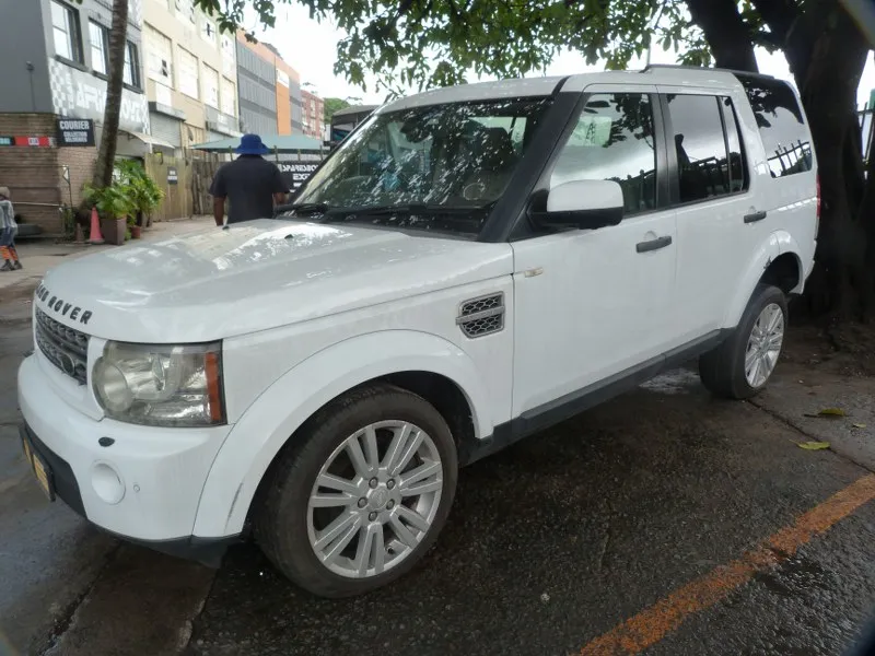 2010 Land Rover Discovery 4 view 2