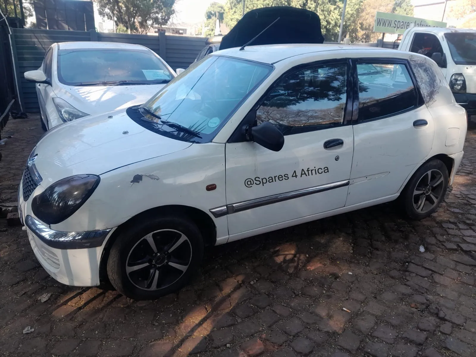 2000 Daihatsu Sirion  view 2