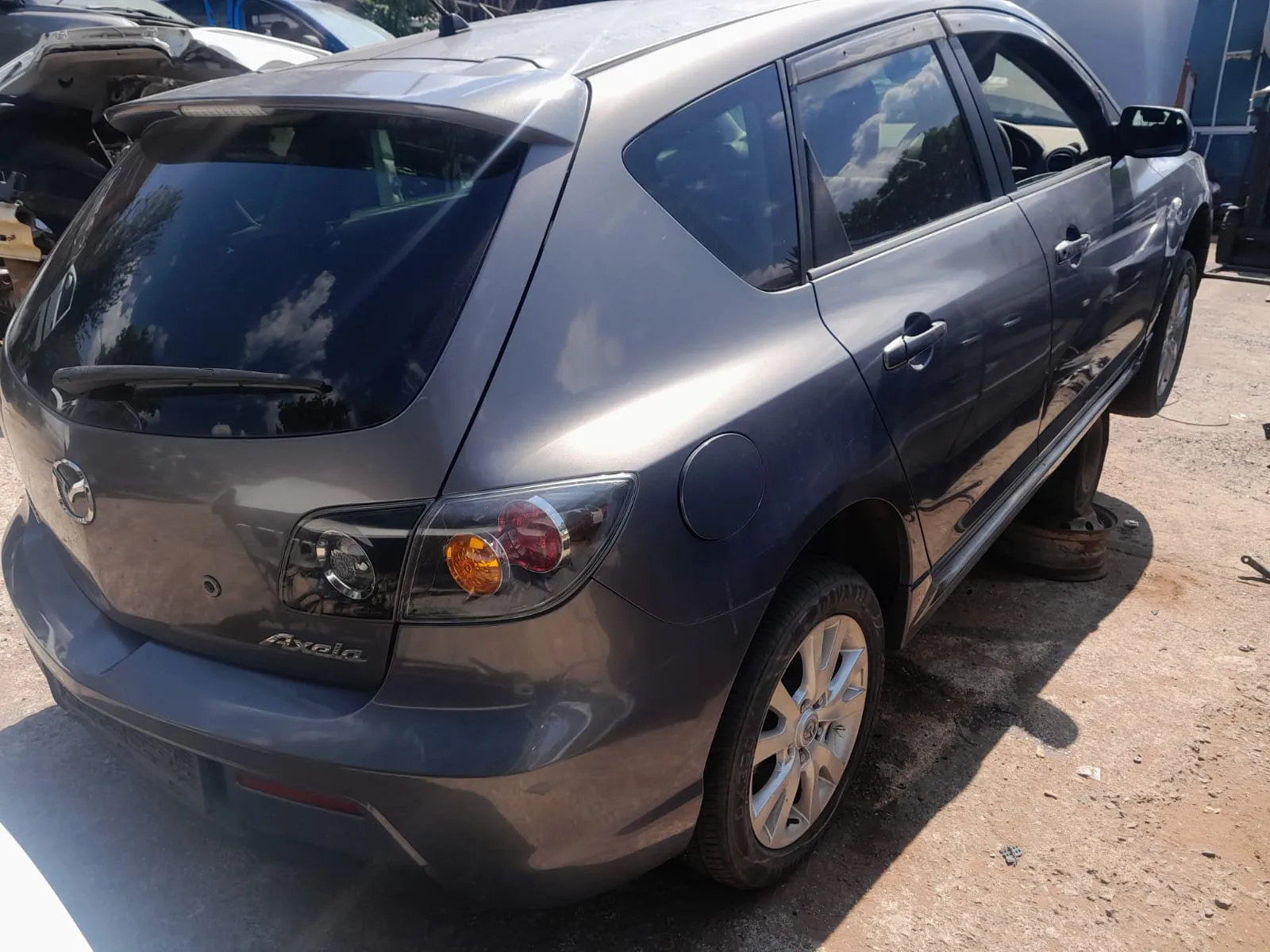 2005 Mazda 3  view 4