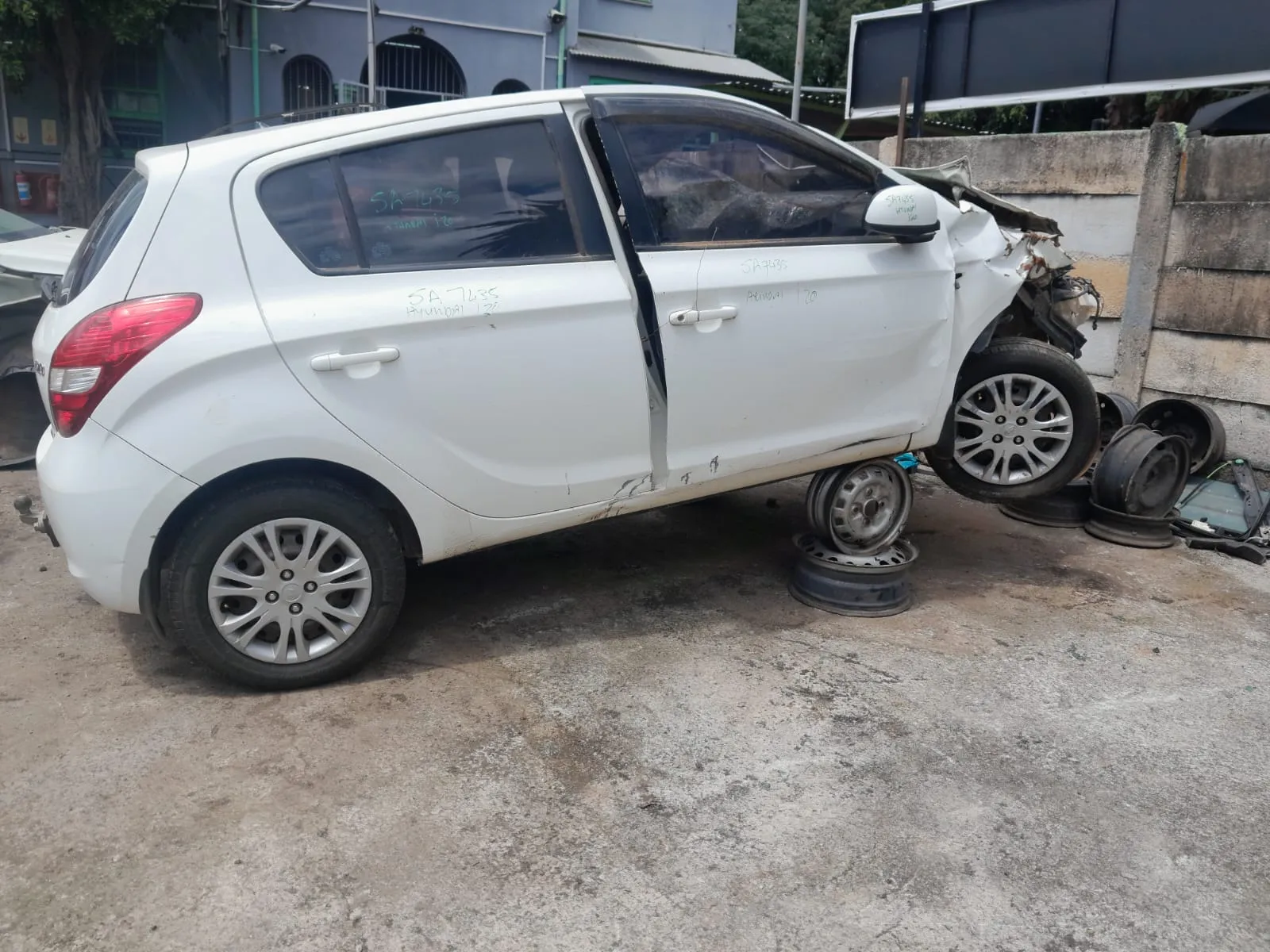 2010 Hyundai i20  view 4