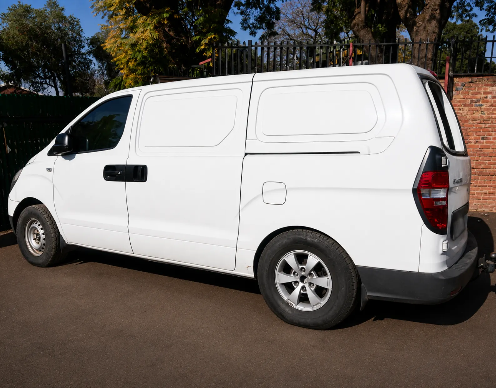 2010 Hyundai H-1  view 2