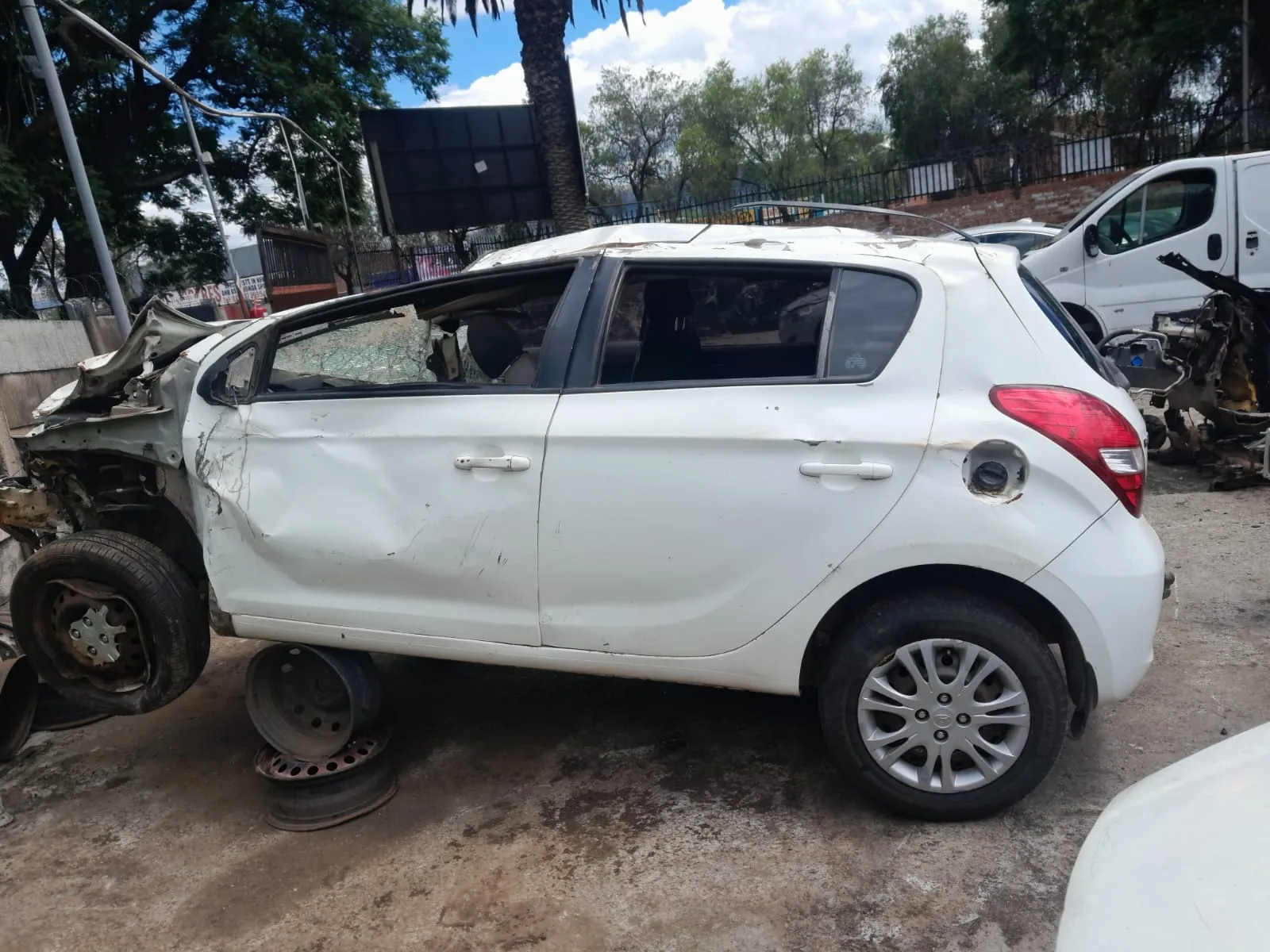 2010 Hyundai i20  view 2