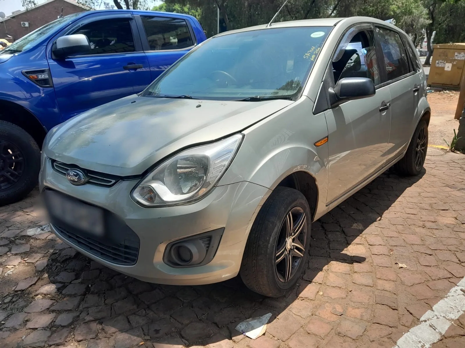 2014 Ford Figo  view 4