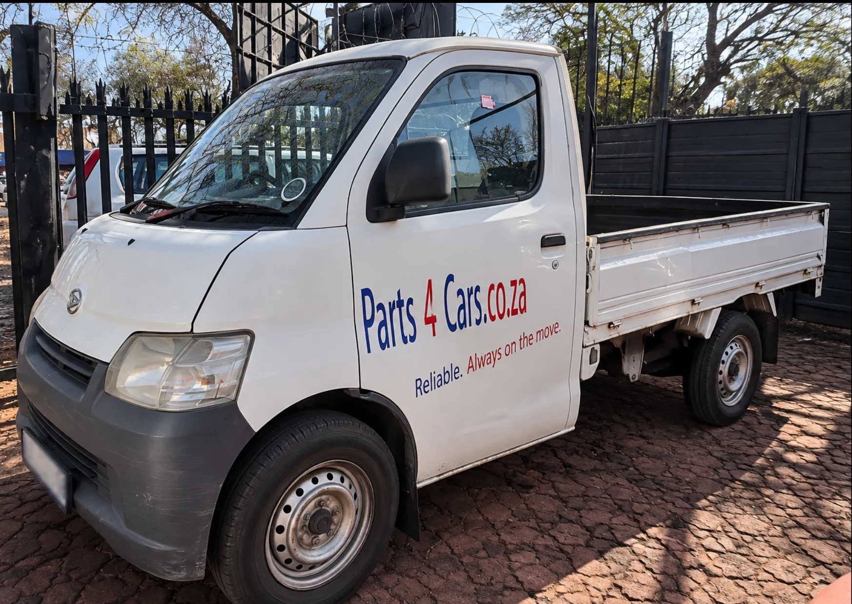 2014 Daihatsu Gran Max DDX8975 view 2