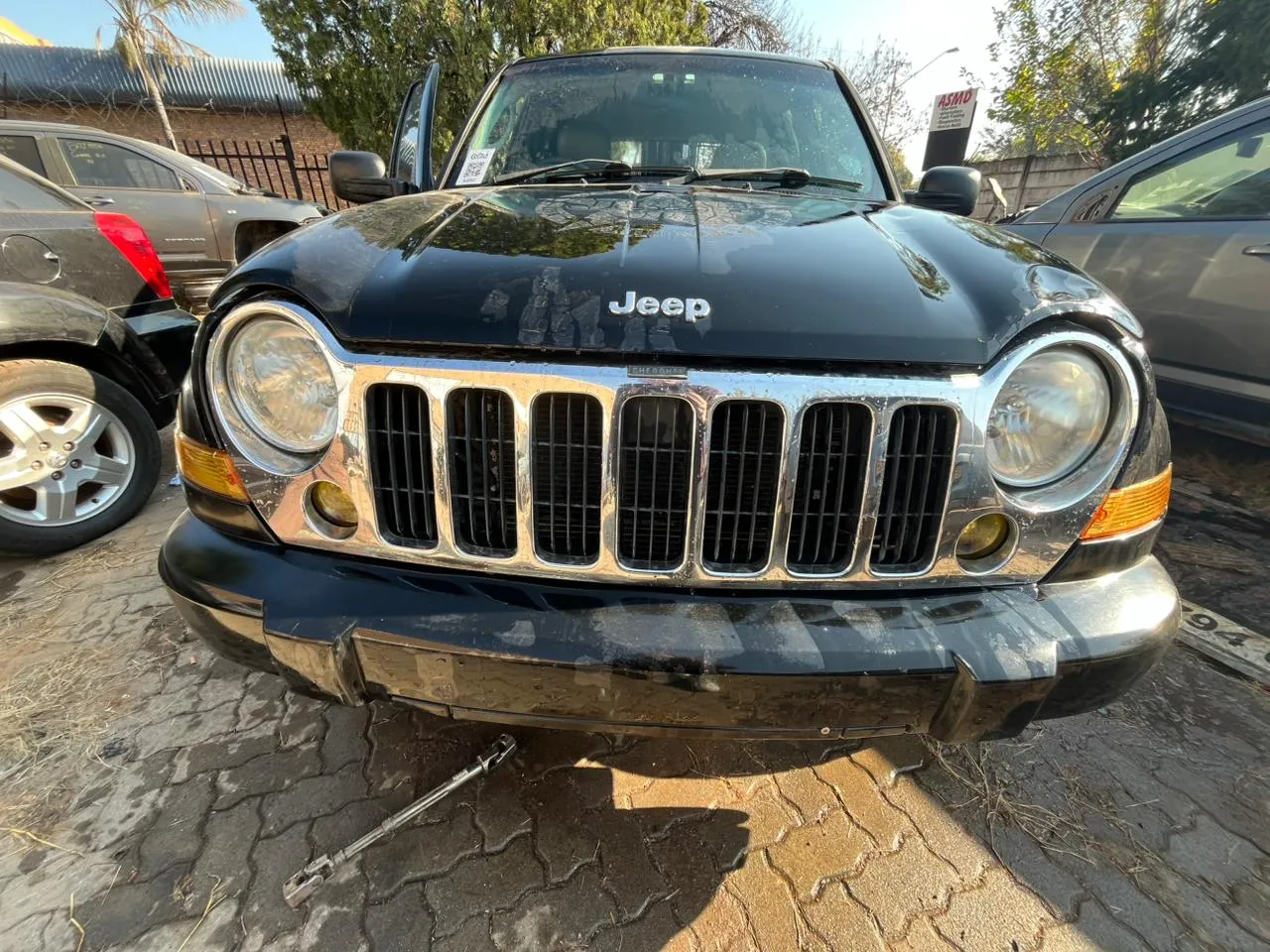 2005 Jeep Cherokee  view 3