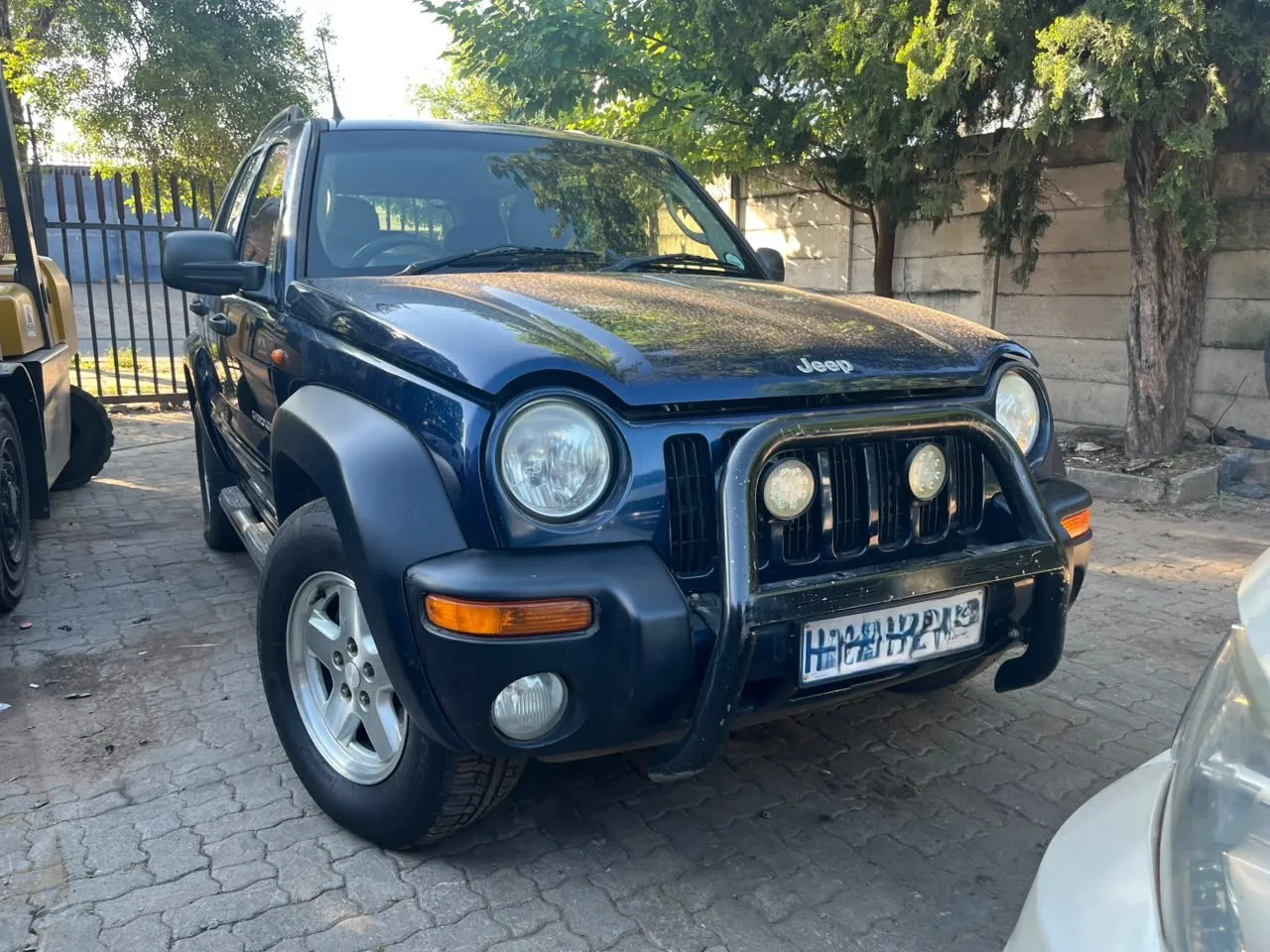 2004 Jeep Cherokee  view 3